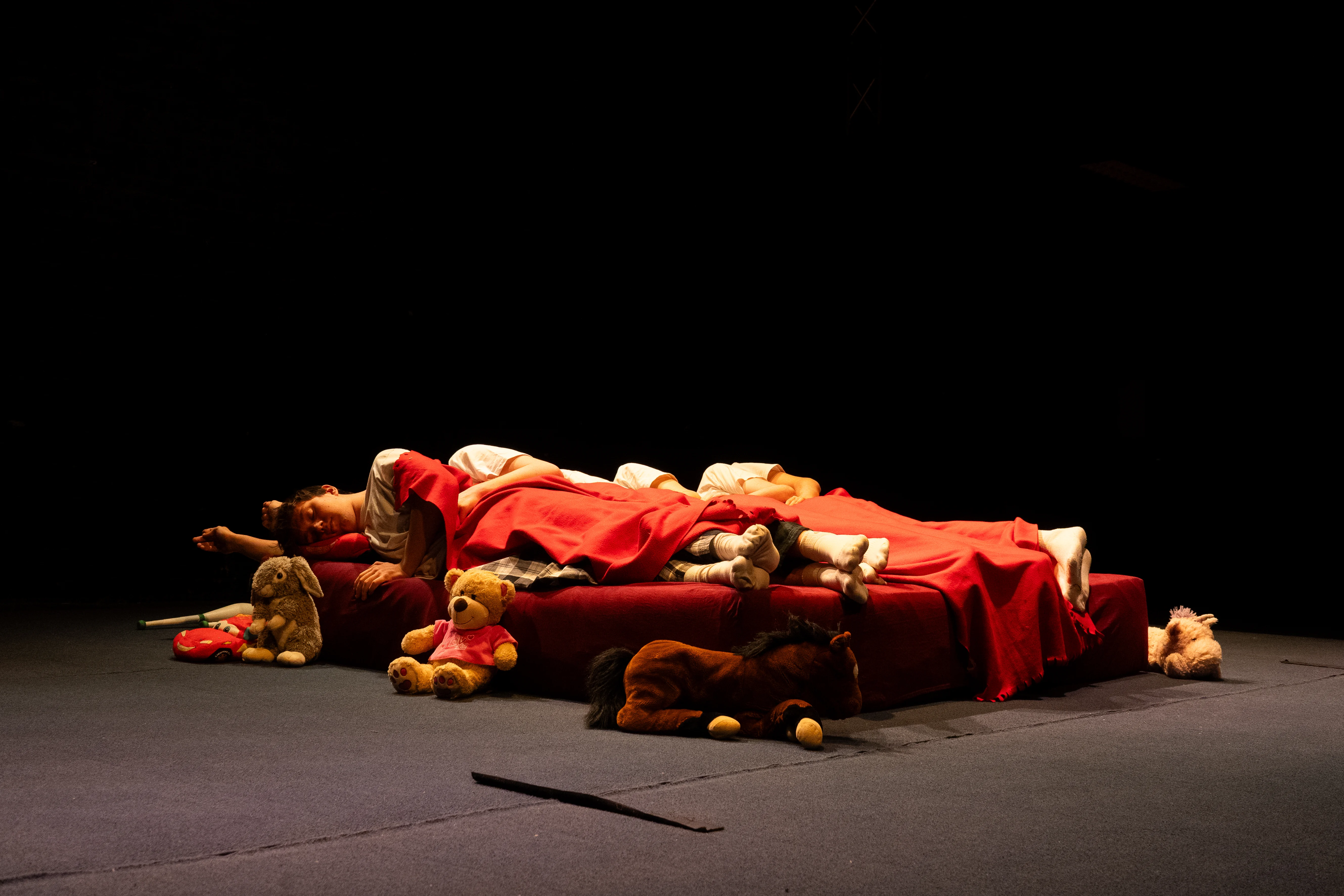 Acrobatie met knuffels en kussen